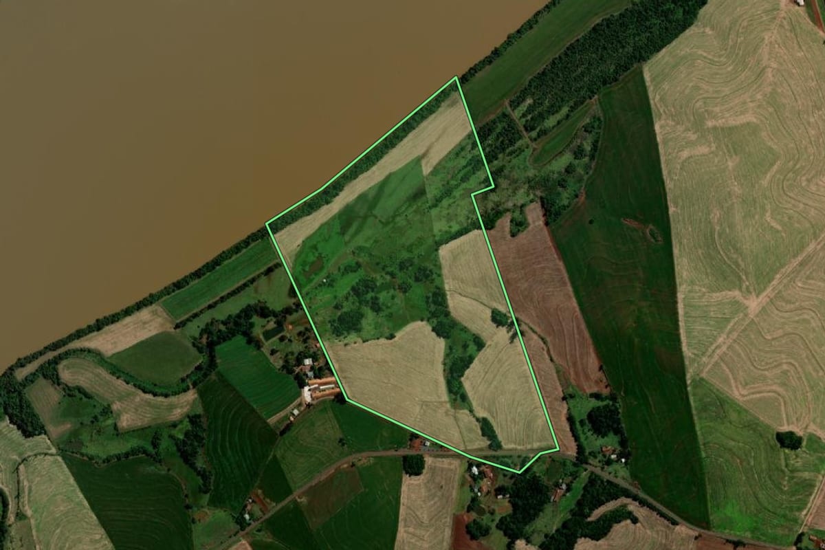 Imagem de satélite do imóvel rural em Capanema (PR), com o contorno declarado no CAR desenhado por cima.
