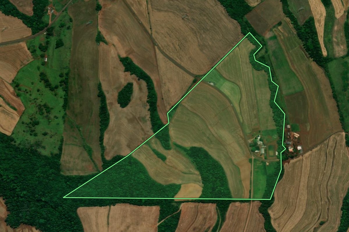 Imagem de satélite do imóvel rural em Capanema (PR), com o contorno declarado no CAR desenhado por cima.