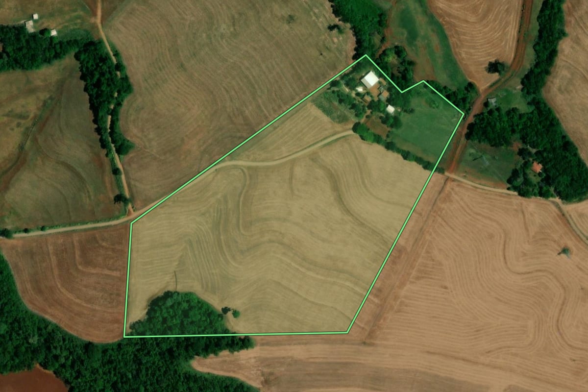 Imagem de satélite do imóvel rural em Capanema (PR), com o contorno declarado no CAR desenhado por cima.