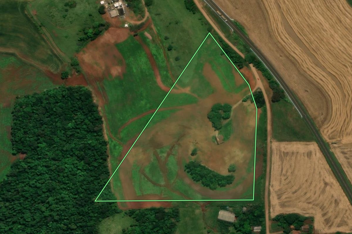 Imagem de satélite do imóvel rural em Capanema (PR), com o contorno declarado no CAR desenhado por cima.