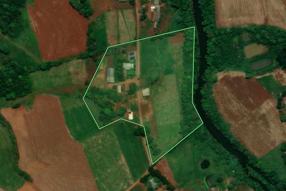 Imagem de satélite do imóvel rural em Capanema (PR), com o contorno declarado no CAR desenhado por cima.