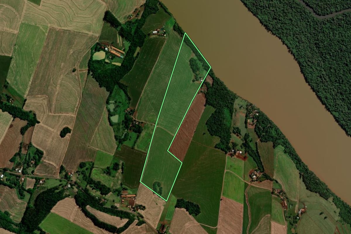 Imagem de satélite do imóvel rural em Capanema (PR), com o contorno declarado no CAR desenhado por cima.