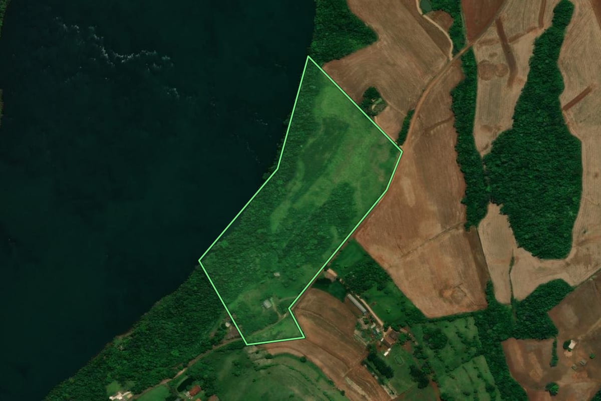 Imagem de satélite do imóvel rural em Capanema (PR), com o contorno declarado no CAR desenhado por cima.