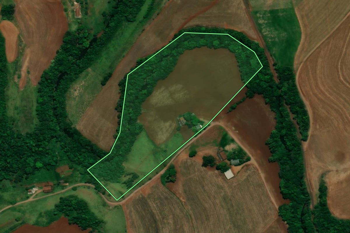 Imagem de satélite do imóvel rural em Capanema (PR), com o contorno declarado no CAR desenhado por cima.