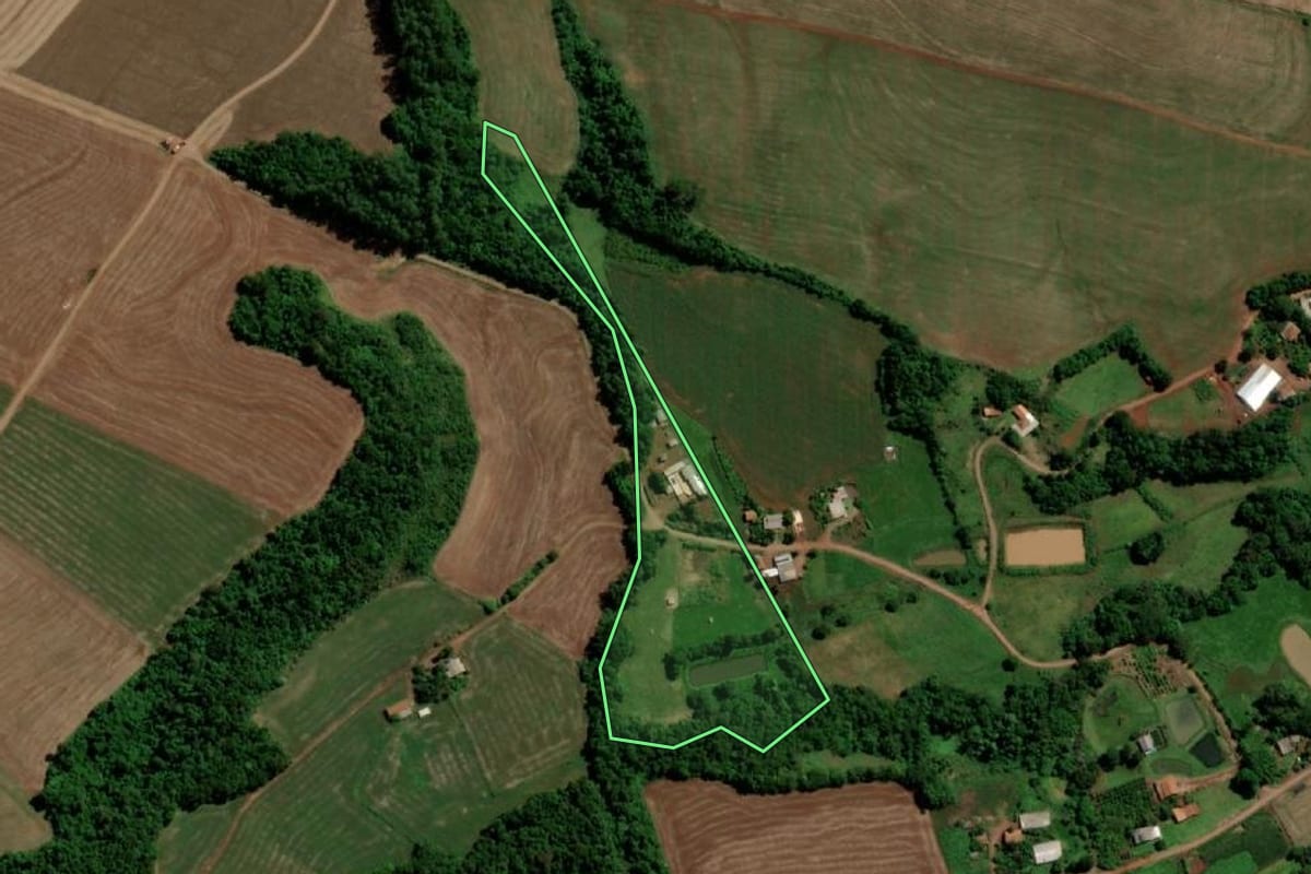 Imagem de satélite do imóvel rural em Capanema (PR), com o contorno declarado no CAR desenhado por cima.