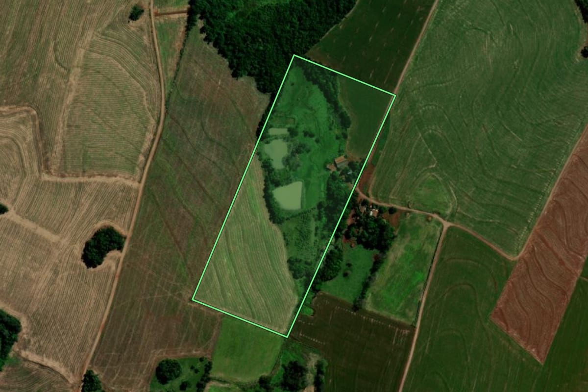 Imagem de satélite do imóvel rural em Capanema (PR), com o contorno declarado no CAR desenhado por cima.