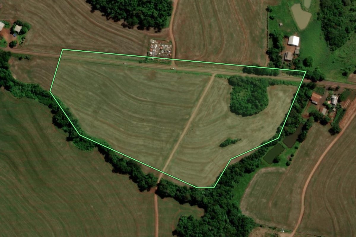 Imagem de satélite do imóvel rural em Capanema (PR), com o contorno declarado no CAR desenhado por cima.