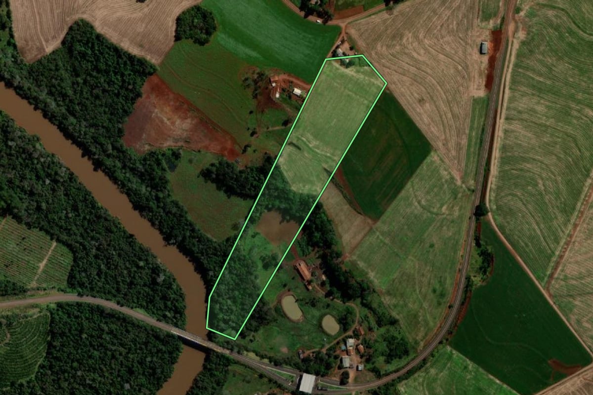 Imagem de satélite do imóvel rural em Capanema (PR), com o contorno declarado no CAR desenhado por cima.