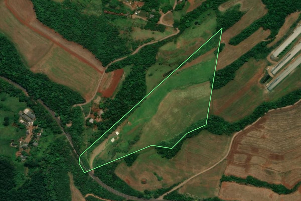 Imagem de satélite do imóvel rural em Capanema (PR), com o contorno declarado no CAR desenhado por cima.