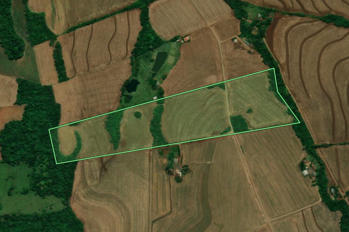 Imagem de satélite do imóvel rural em Capanema (PR), com o contorno declarado no CAR desenhado por cima.