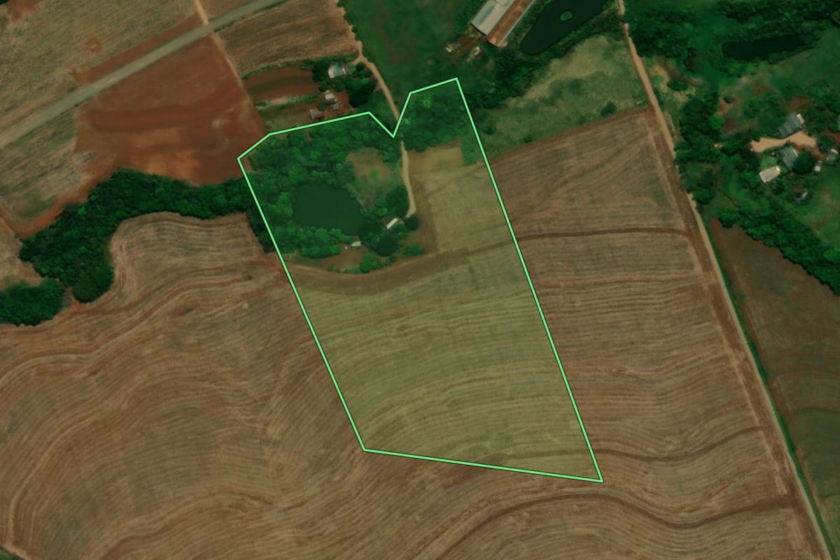 Imagem de satélite do imóvel rural em Capanema (PR), com o contorno declarado no CAR desenhado por cima.