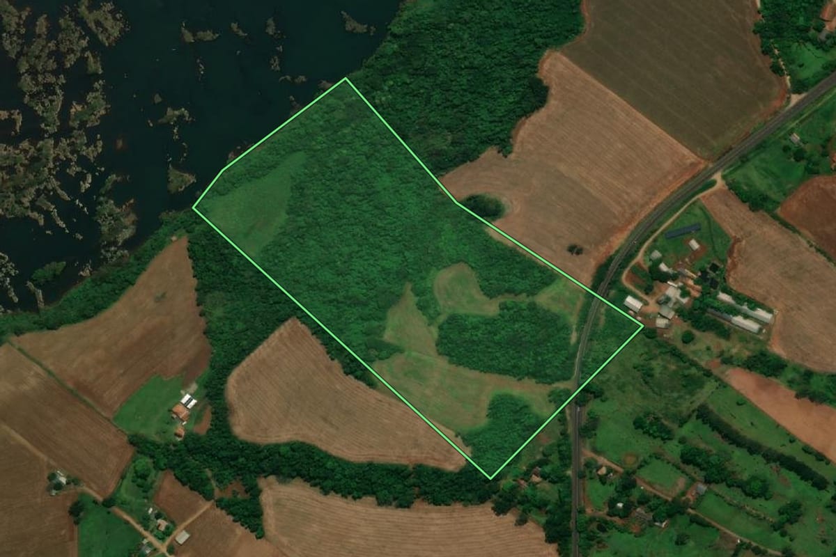 Imagem de satélite do imóvel rural em Capanema (PR), com o contorno declarado no CAR desenhado por cima.