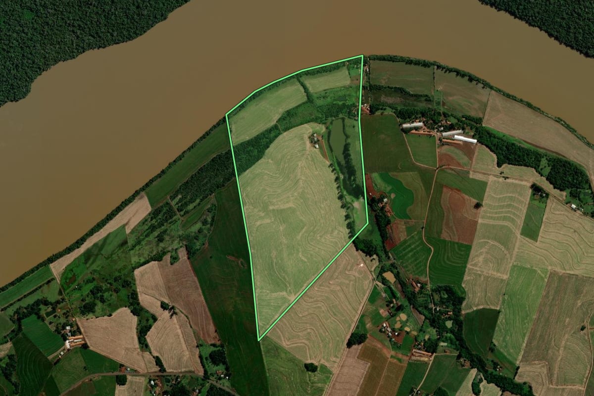 Imagem de satélite do imóvel rural em Capanema (PR), com o contorno declarado no CAR desenhado por cima.