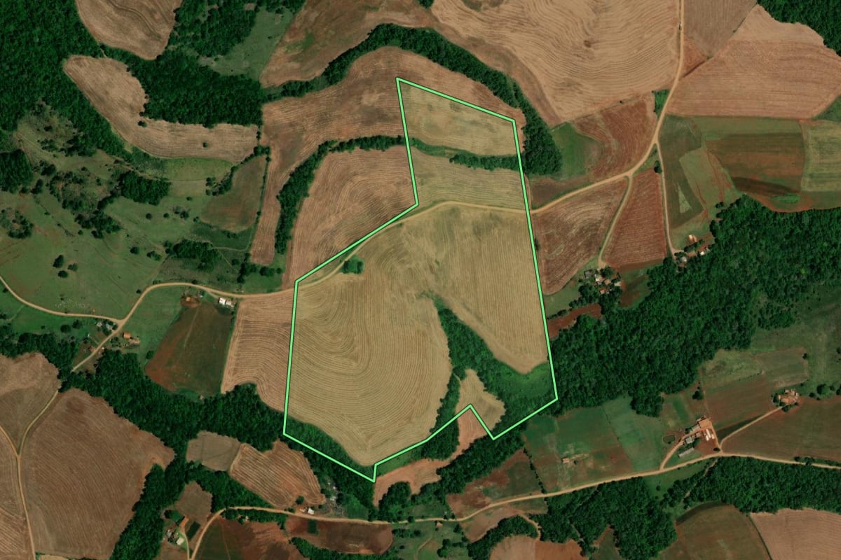 Imagem de satélite do imóvel rural em Capanema (PR), com o contorno declarado no CAR desenhado por cima.