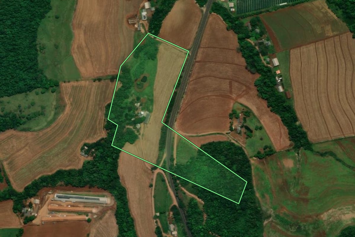 Imagem de satélite do imóvel rural em Capanema (PR), com o contorno declarado no CAR desenhado por cima.