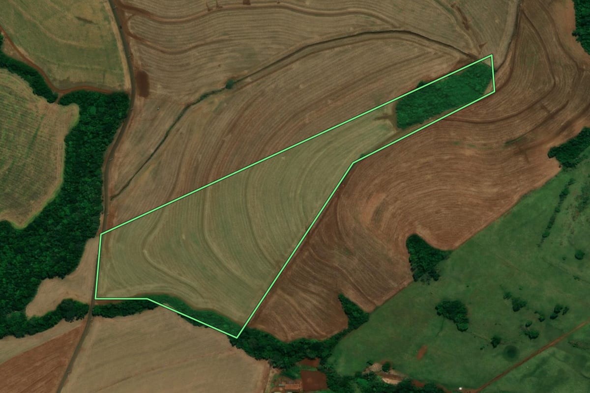 Imagem de satélite do imóvel rural em Capanema (PR), com o contorno declarado no CAR desenhado por cima.