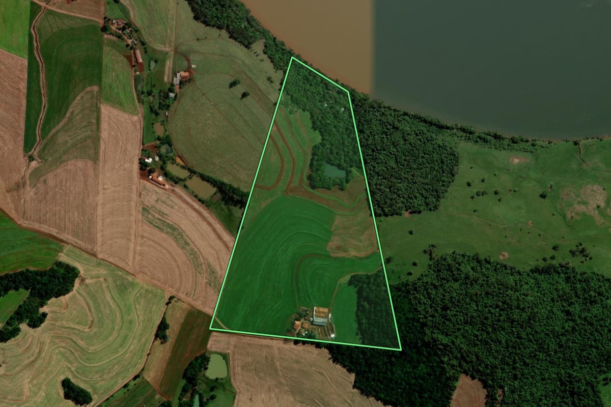 Imagem de satélite do imóvel rural em Capanema (PR), com o contorno declarado no CAR desenhado por cima.