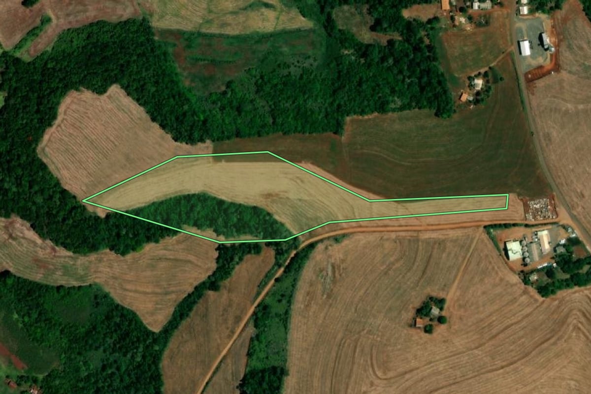 Imagem de satélite do imóvel rural em Capanema (PR), com o contorno declarado no CAR desenhado por cima.