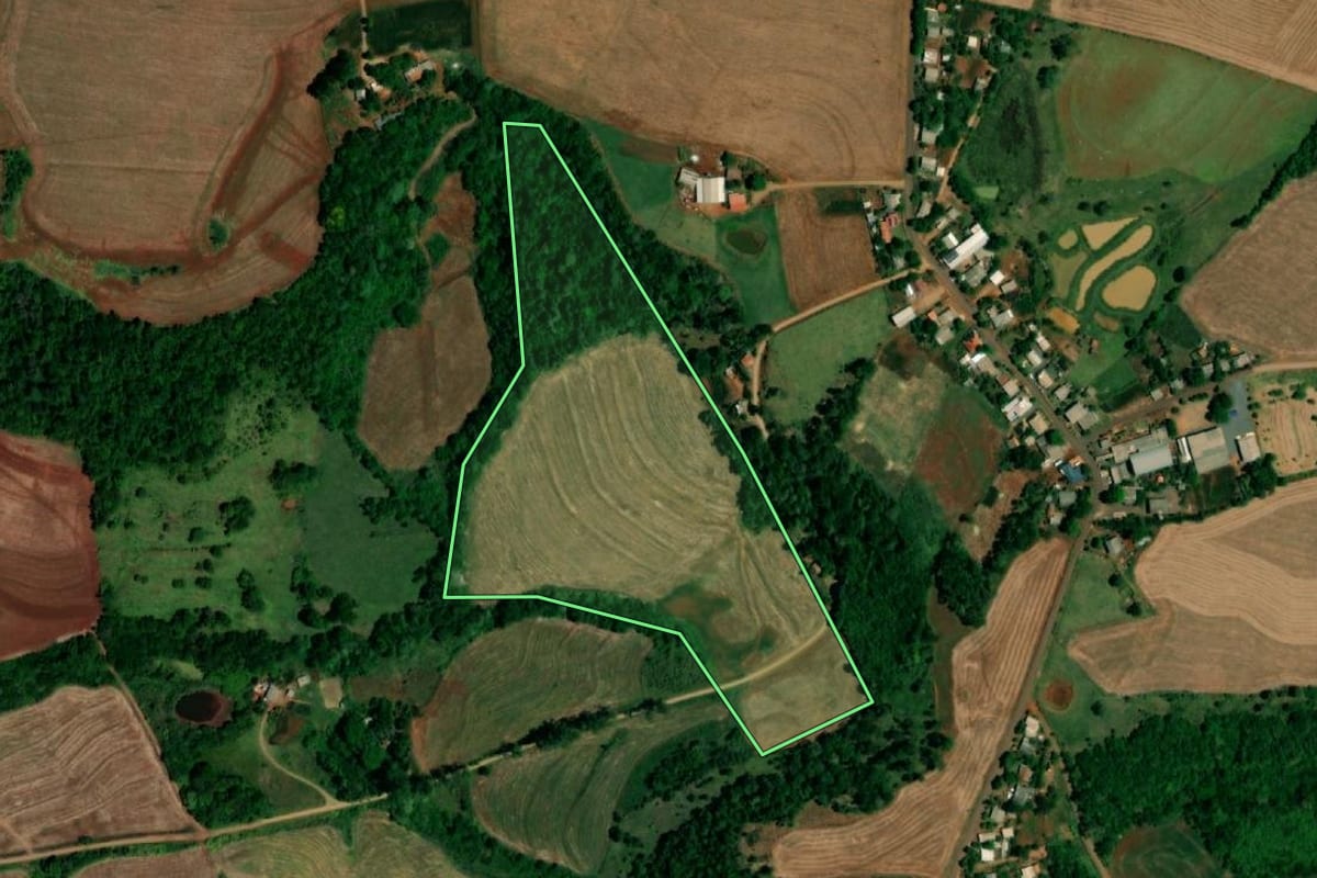 Imagem de satélite do imóvel rural em Capanema (PR), com o contorno declarado no CAR desenhado por cima.