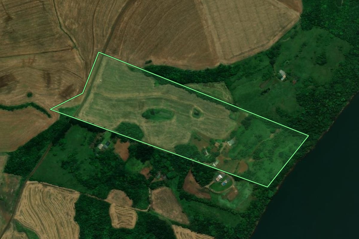 Imagem de satélite do imóvel rural em Capanema (PR), com o contorno declarado no CAR desenhado por cima.