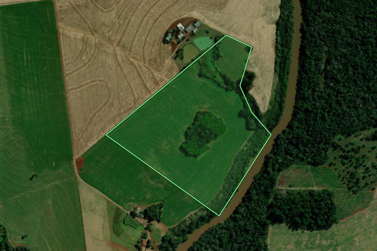 Imagem de satélite do imóvel rural em Capanema (PR), com o contorno declarado no CAR desenhado por cima.