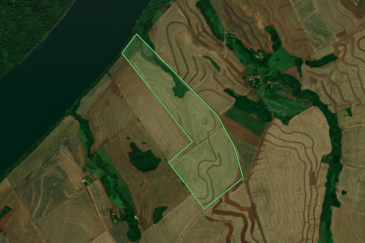 Imagem de satélite do imóvel rural em Capanema (PR), com o contorno declarado no CAR desenhado por cima.