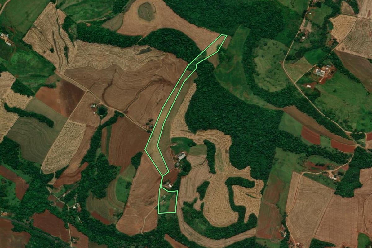 Imagem de satélite do imóvel rural em Capanema (PR), com o contorno declarado no CAR desenhado por cima.
