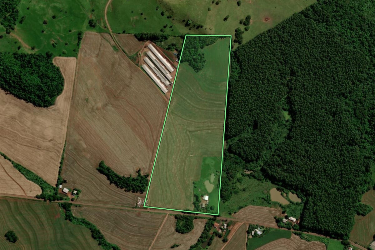 Imagem de satélite do imóvel rural em Capanema (PR), com o contorno declarado no CAR desenhado por cima.