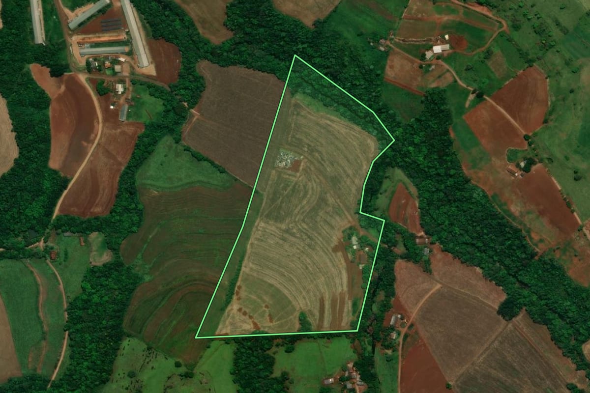 Imagem de satélite do imóvel rural em Capanema (PR), com o contorno declarado no CAR desenhado por cima.