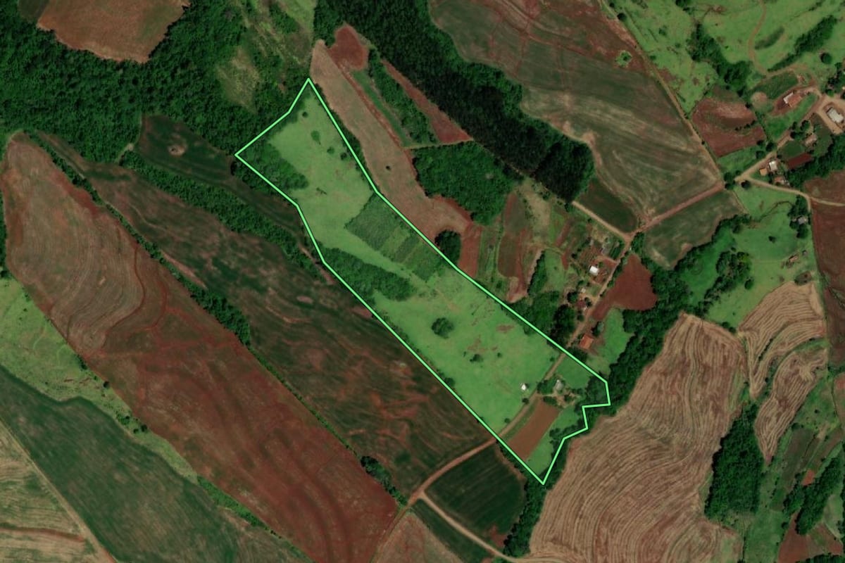 Imagem de satélite do imóvel rural em Capanema (PR), com o contorno declarado no CAR desenhado por cima.