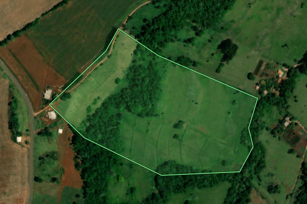 Imagem de satélite do imóvel rural em Capanema (PR), com o contorno declarado no CAR desenhado por cima.