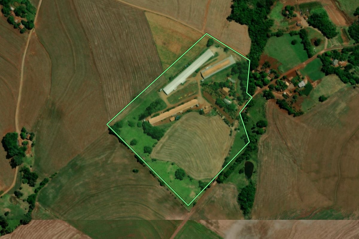 Imagem de satélite do imóvel rural em Capanema (PR), com o contorno declarado no CAR desenhado por cima.