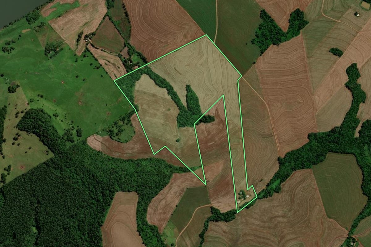 Imagem de satélite do imóvel rural em Capanema (PR), com o contorno declarado no CAR desenhado por cima.