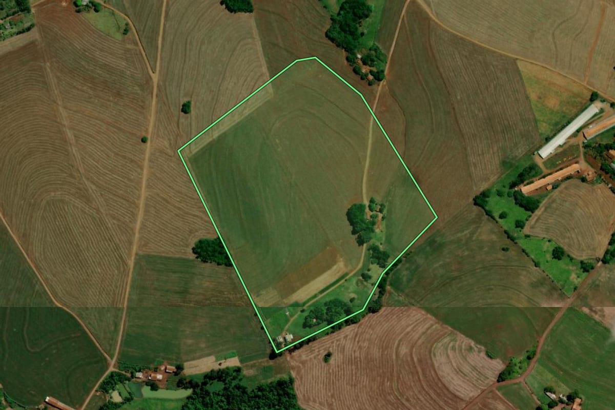 Imagem de satélite do imóvel rural em Capanema (PR), com o contorno declarado no CAR desenhado por cima.