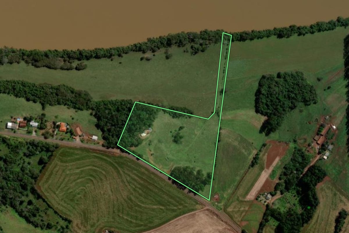 Imagem de satélite do imóvel rural em Capanema (PR), com o contorno declarado no CAR desenhado por cima.
