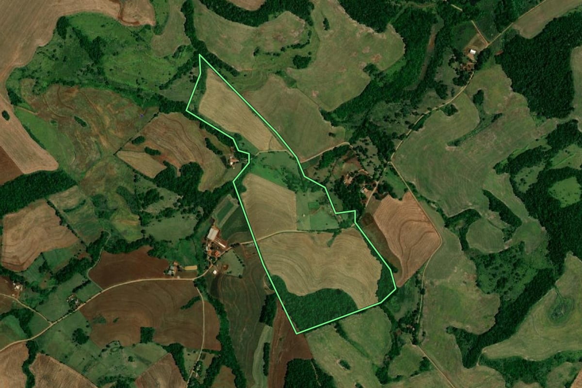 Imagem de satélite do imóvel rural em Capanema (PR), com o contorno declarado no CAR desenhado por cima.