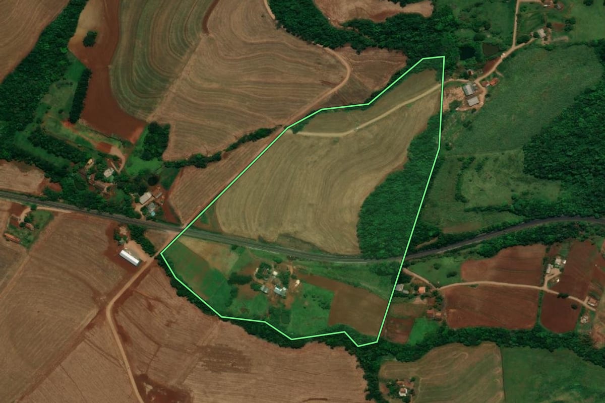 Imagem de satélite do imóvel rural em Capanema (PR), com o contorno declarado no CAR desenhado por cima.
