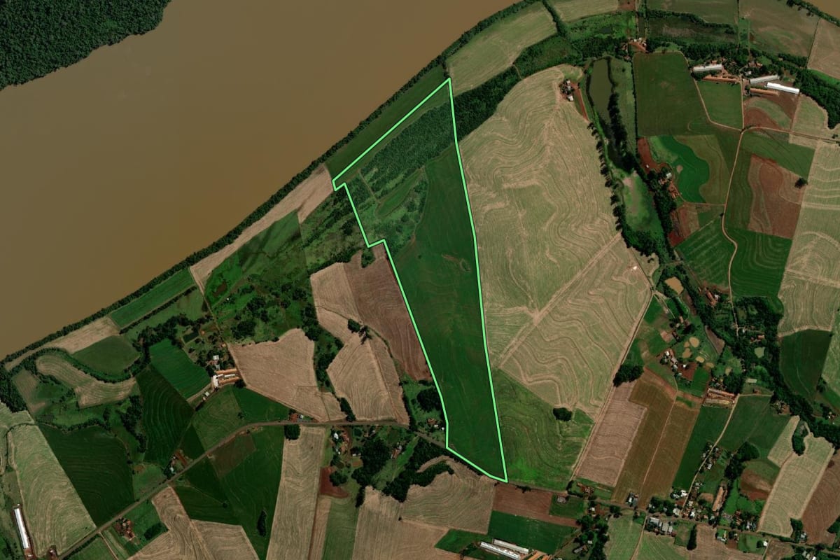 Imagem de satélite do imóvel rural em Capanema (PR), com o contorno declarado no CAR desenhado por cima.