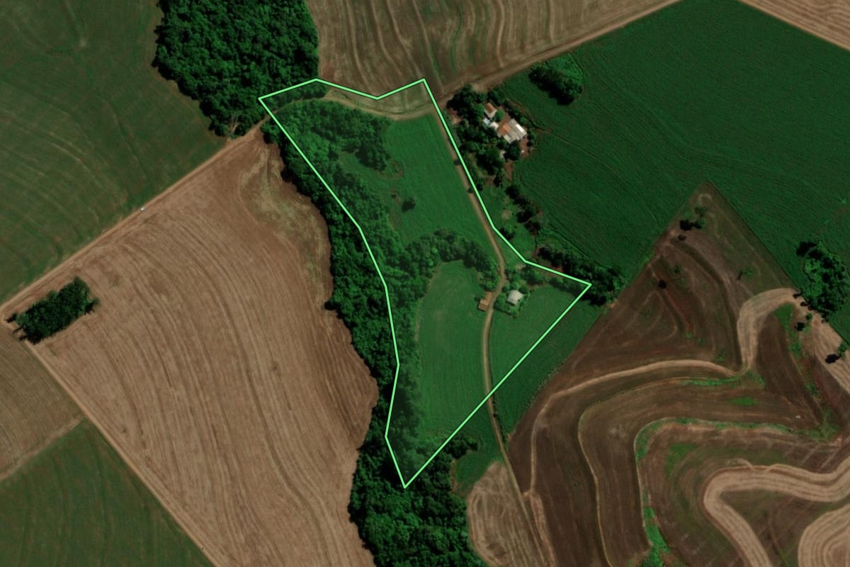 Imagem de satélite do imóvel rural em Capanema (PR), com o contorno declarado no CAR desenhado por cima.