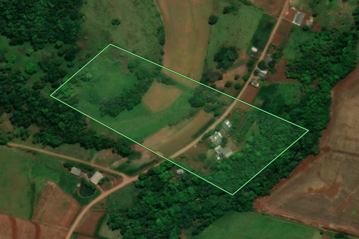 Imagem de satélite do imóvel rural em Capanema (PR), com o contorno declarado no CAR desenhado por cima.
