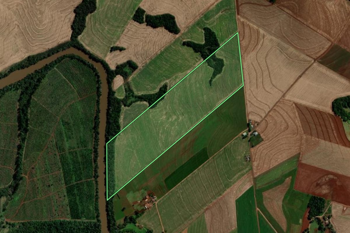 Imagem de satélite do imóvel rural em Capanema (PR), com o contorno declarado no CAR desenhado por cima.