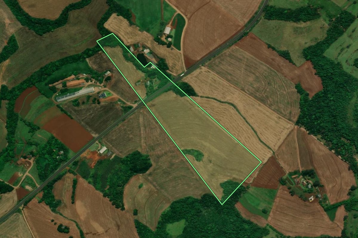 Imagem de satélite do imóvel rural em Capanema (PR), com o contorno declarado no CAR desenhado por cima.