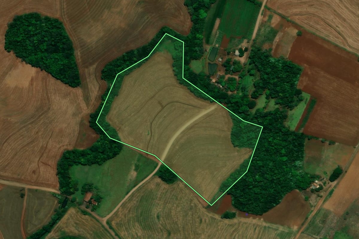 Imagem de satélite do imóvel rural em Capanema (PR), com o contorno declarado no CAR desenhado por cima.
