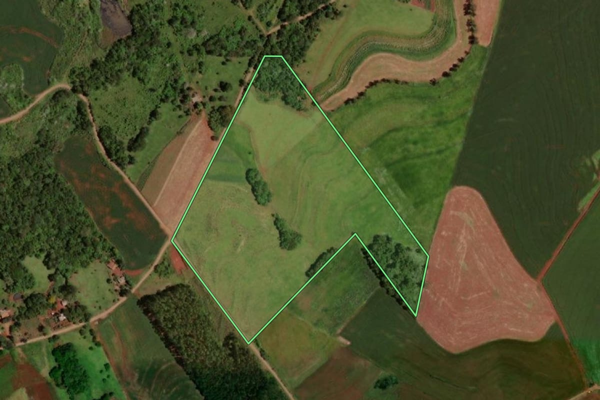 Imagem de satélite do imóvel rural em Capanema (PR), com o contorno declarado no CAR desenhado por cima.