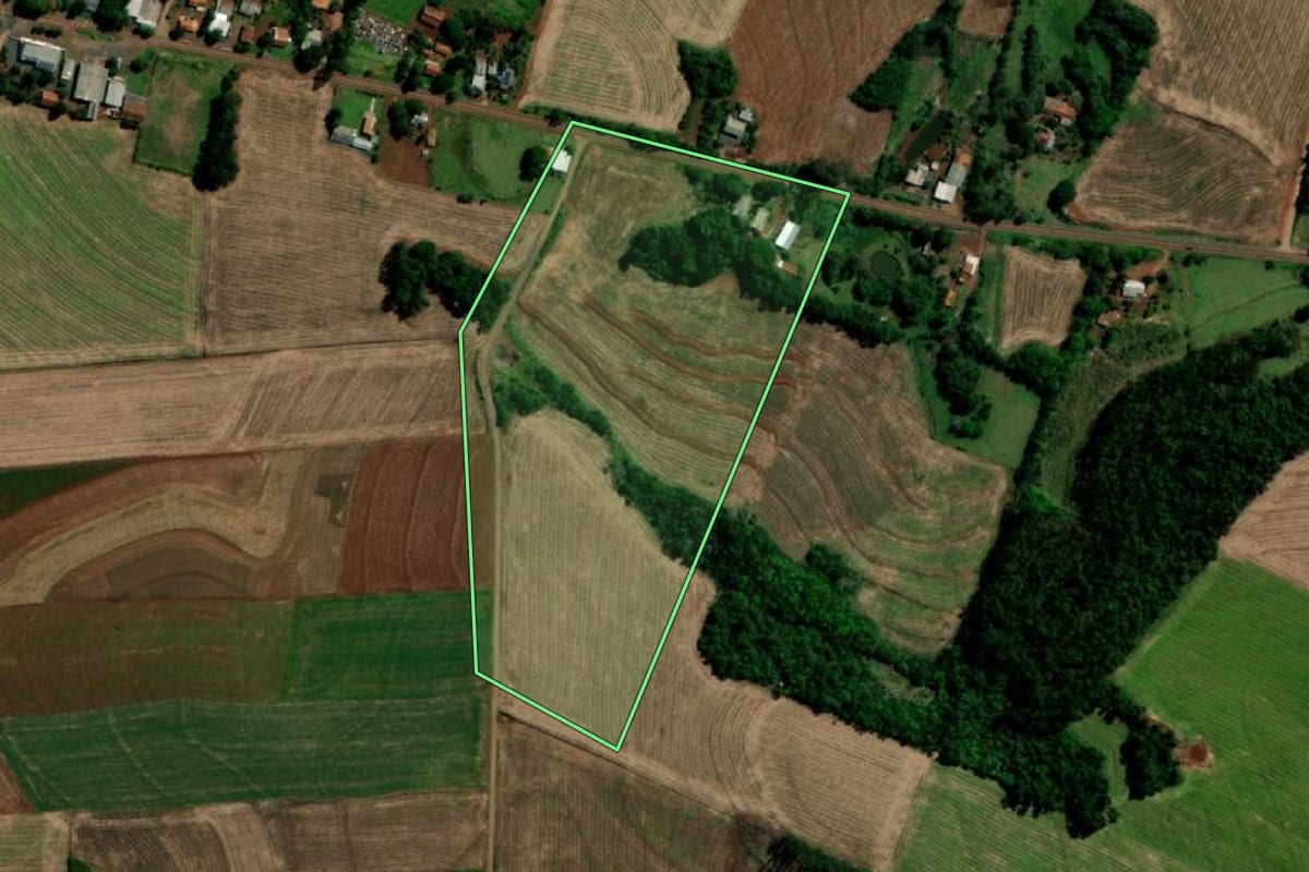 Imagem de satélite do imóvel rural em Capanema (PR), com o contorno declarado no CAR desenhado por cima.