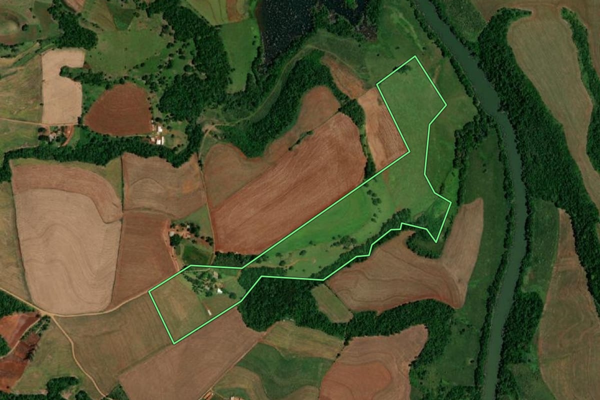 Imagem de satélite do imóvel rural em Capanema (PR), com o contorno declarado no CAR desenhado por cima.