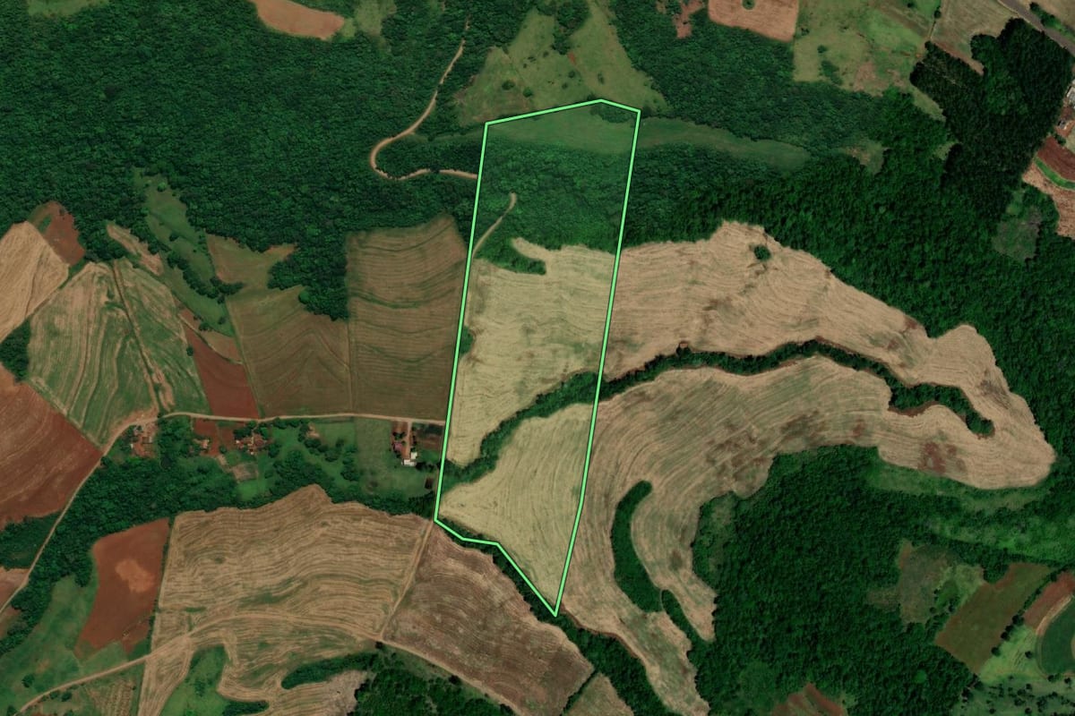 Imagem de satélite do imóvel rural em Capanema (PR), com o contorno declarado no CAR desenhado por cima.