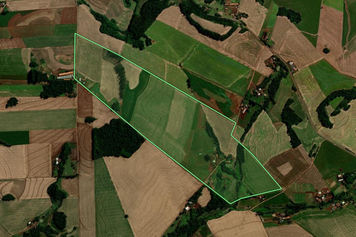 Imagem de satélite do imóvel rural em Capanema (PR), com o contorno declarado no CAR desenhado por cima.