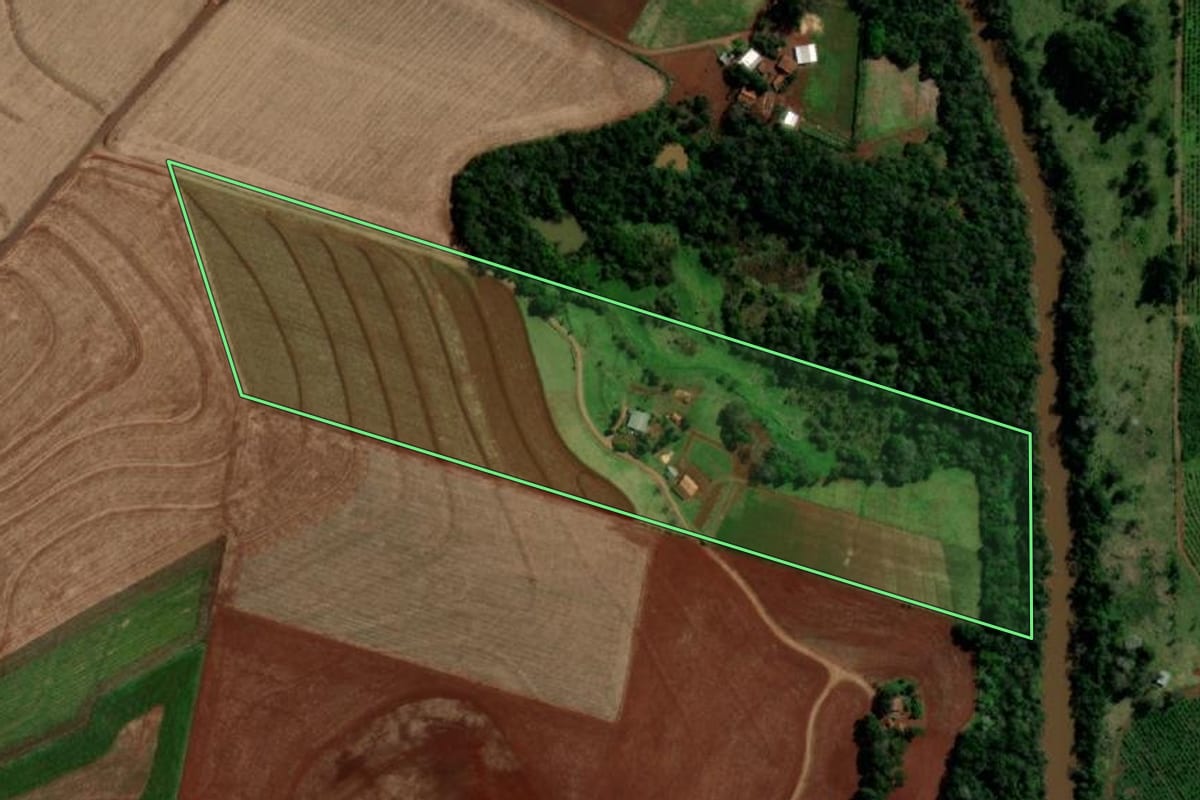 Imagem de satélite do imóvel rural em Capanema (PR), com o contorno declarado no CAR desenhado por cima.