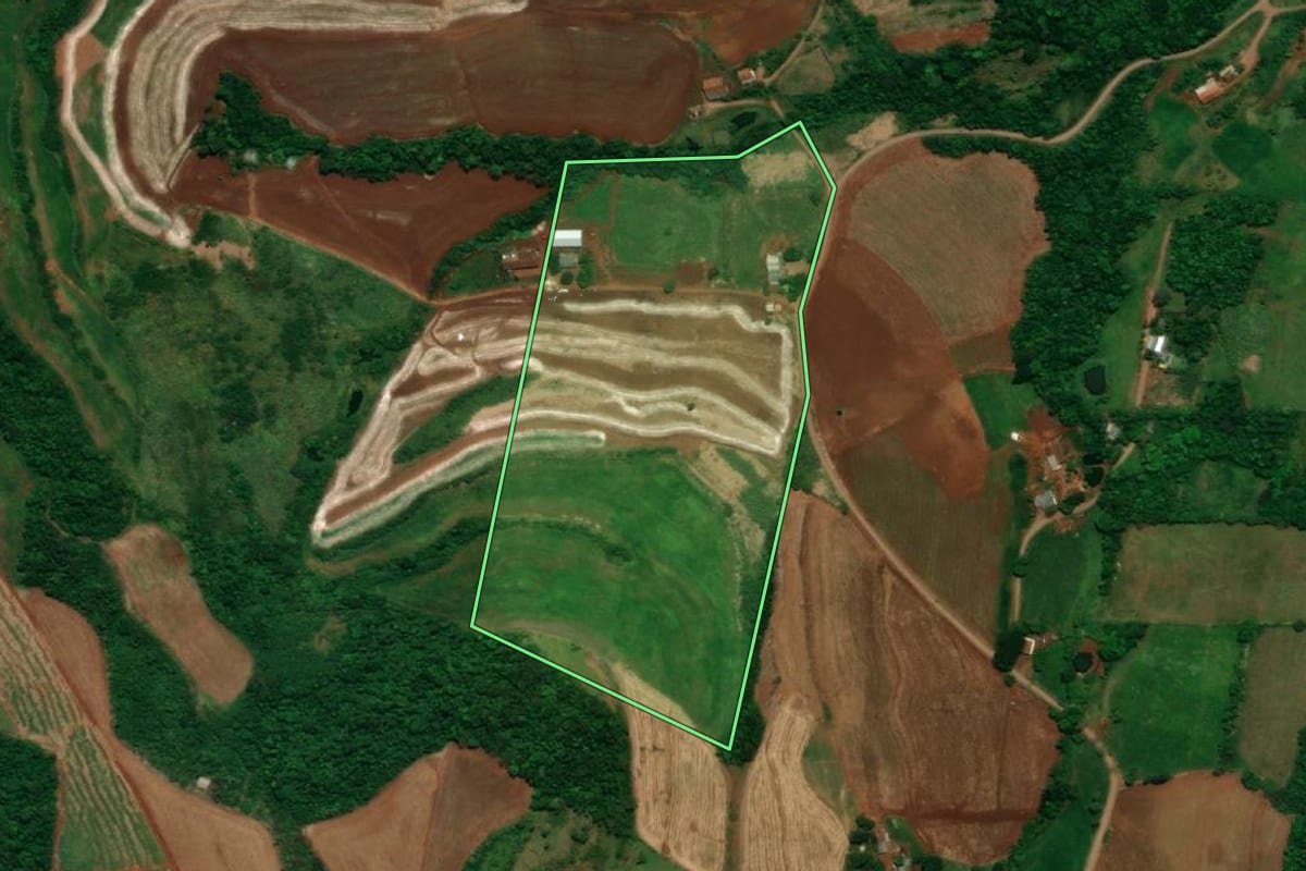 Imagem de satélite do imóvel rural em Capanema (PR), com o contorno declarado no CAR desenhado por cima.